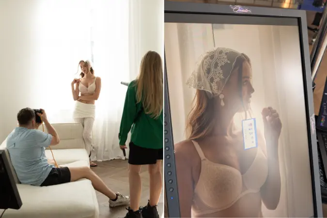 Modelka w oknie w jasny letni dzień pozuje w bieliźnie. Koronkowa chustka na głowę dziewczyny jest koloru białego. Młoda kobieta ma na sobie koronkowy biustonosz beżowy oraz kolczyki perły